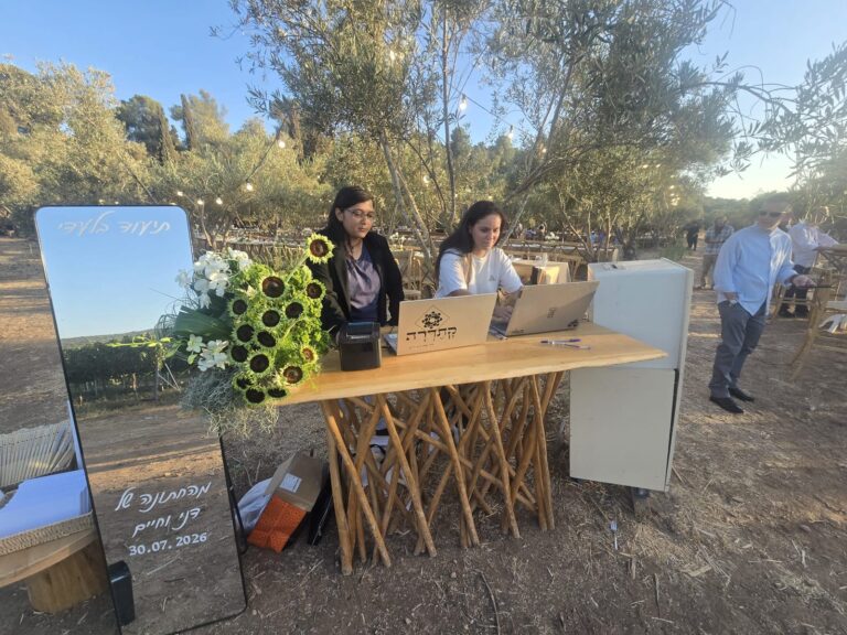 עמדת קבלת פנים, אישורי הגעה והושבה של קתדרה אירועים