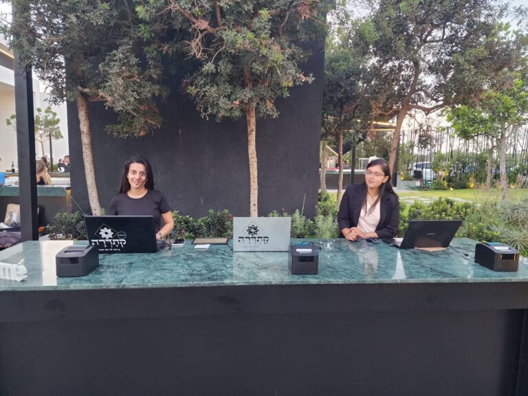 עמדת קבלת פנים, אישורי הגעה והושבה של קתדרה אירועים