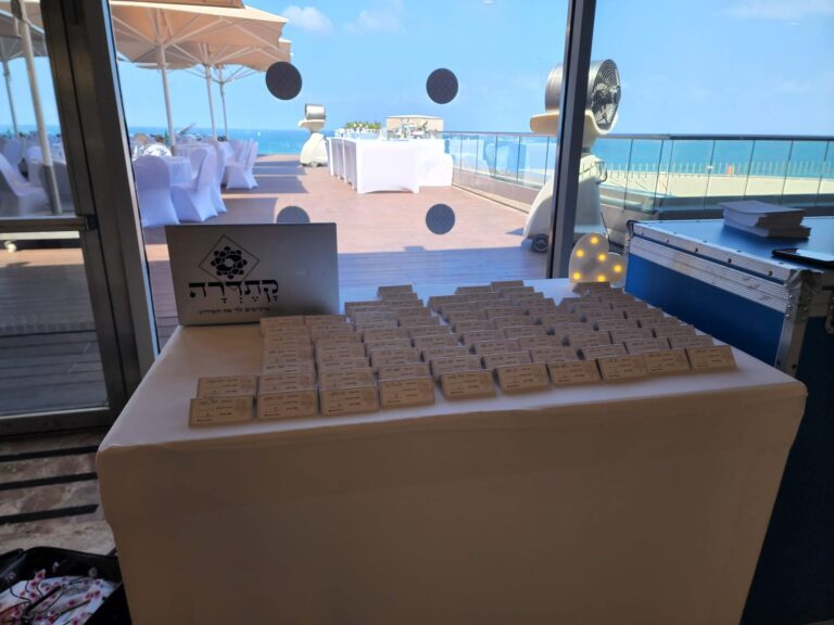 עמדת קבלת פנים, אישורי הגעה והושבה של קתדרה אירועים