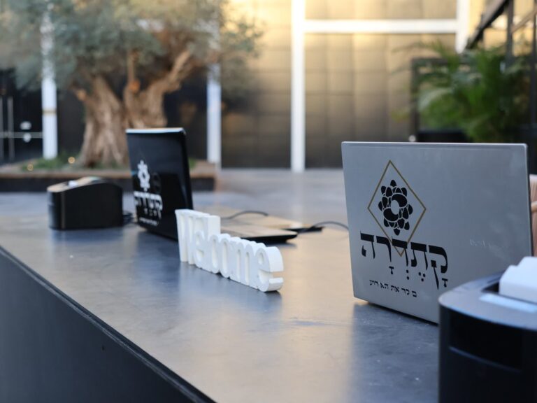 עמדת קבלת פנים והושבה של קתדרה אירועים