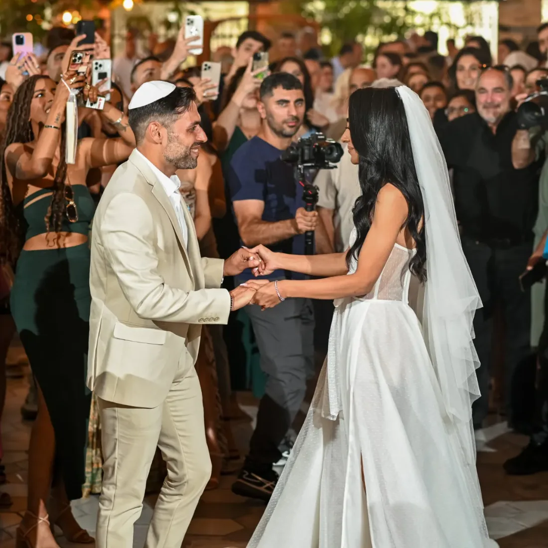 חתן וכלה רוקדים בחתונה – קתדרה ניהול אירועים